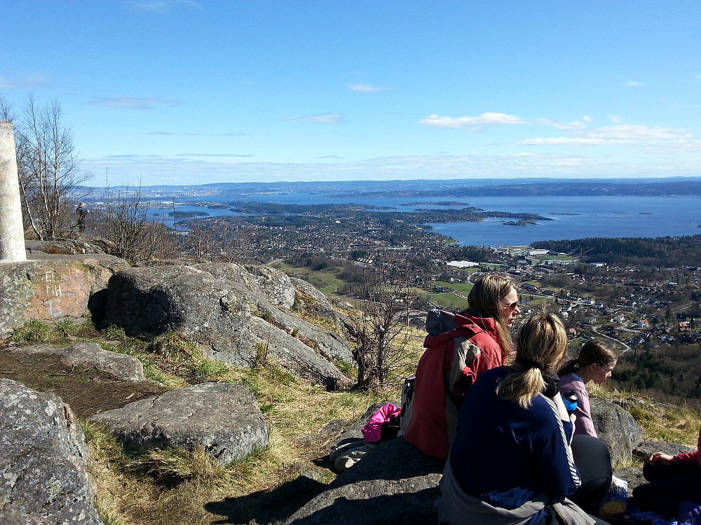 18.04.2014 - På Skaugumsåsen utsiktspunkt (349). Vi ser i retning Oslo, som er langt bak til venstre.