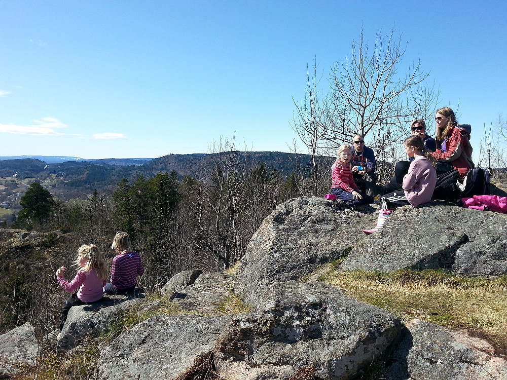 18.04.2014 - På det fantastiske utsiktspunktet på Skaugumsåsen (349). En superfin langfredag, med hvitveis, blåveis og masse fuglesang.