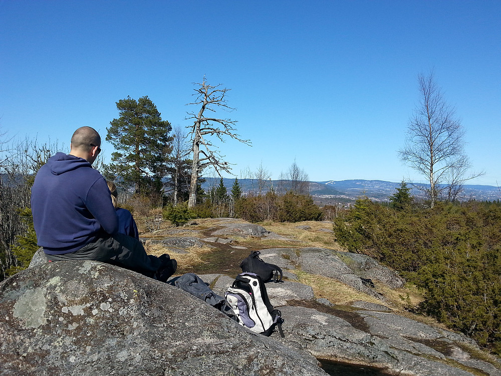 18.04.2014 - På Djupdalsåsen (322), med utsikt mot nordøst. Langt bak til høyre ses Tryvannshøgda (529).