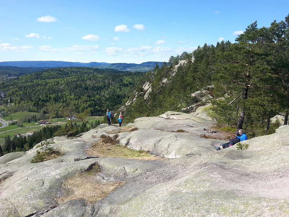 01.05.2014 - Mye svaberg på sørsiden av Vardåsen (349). Her er vi på utsiktspunktet Vardåsen S2 (318). Vardåsen Sør (325) er bak til høyre.