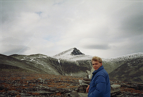 20.09.1993: På høyde 1532 på Søre Oksle. Høgronden (2115) ruver hvit i bakgrunnen, men dit kom vi ikke denne dagen. Den fikk heller vente til bedre værdager... 