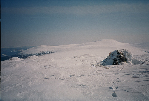 11.04.1994 - fra varden på Østre Skurufjellhøa (1058 moh), mot Trysilfjellet (1132 moh, til høyre). Utløperen til venstre er Nordre Kanken (1022 moh).