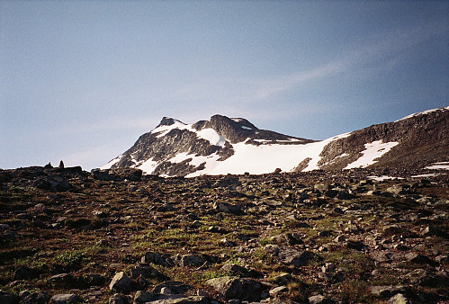 25.07.1994 - Nørdre Svartdalspiggen (2137) dukker opp etter oppstigningen fra Gjende.