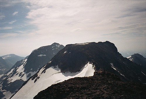 25.07.1994 - Fra Nørdre Svartdalspiggen (2137) ser vi mot Store Svartdalspiggen (2174, i midten) og Mesmogtinden (2264, litt bak til venstre).