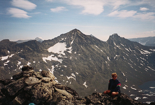25.07.1994 - Min bror på toppen av Nørdre Svartdalspiggen (2137). På andre siden av Svartdalen (nedenfor) ruver Store Knutsholstinden (2341).