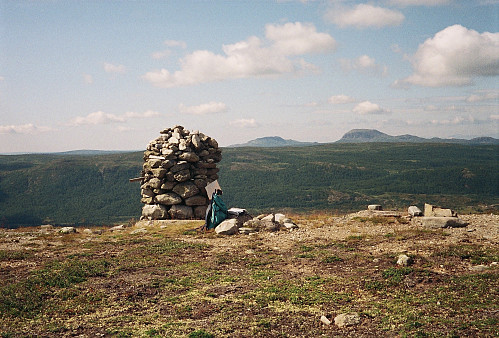 04.08.1994 - Toppvarden på Fullsennknatten. Bak ses Skarvemellen (1267, midt i bildet) og Rundemellen (1345, til høyre).