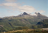 15.08.1994 - Fra veien Turtagrø - Øvre Årdal. Utsikt mot Steindalsnosi (2025, midt i bildet) og Fanaråken (2068, til høyre). Turtagrø ses nede, litt til venstre.