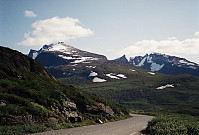 15.08.1994 - Hurrungane tar seg flott ut fra Sognefjellsveien, litt ovenfor Turtagrø.