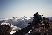 16.08.1994 - På toppen av Store Smørstabbtinden (2208). Galdhøpiggen (2469) er høyest i bakgrunnen, midt i bildet.