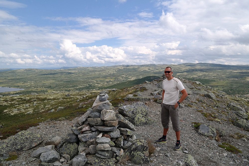 27.07.2014 - Jan ved toppvarden på Nordøst for Sigridfjell (1192). Utsikt mot øst.