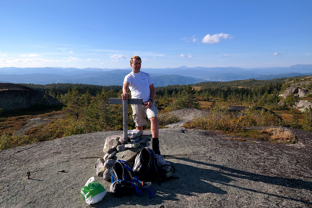 04.09.2014 - På Ørnenuten (811), med utsikt mot nordvest. Gaustatoppen (1883) ses langt bak, litt til høyre for meg.