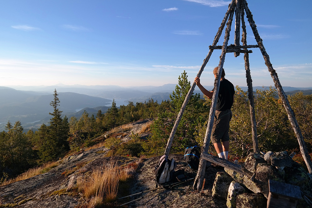 04.09.2014 - På Dugurdsfjell (766). Vi ser mot nordvest. Notodden ligger til høyre for det store vannet vi ser, i den øverst vika. Langt bak til venstre skimtes Gaustatoppen (1883) i disen.