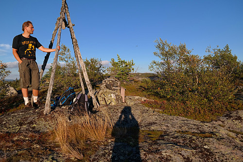 04.09.2014 - Sola synker ned i vest mens Øyvind nyter utsikten fra Dugurdsfjell (766). Ørnenuten (811) kan skimtes mellom trærne litt til høyre for midten.