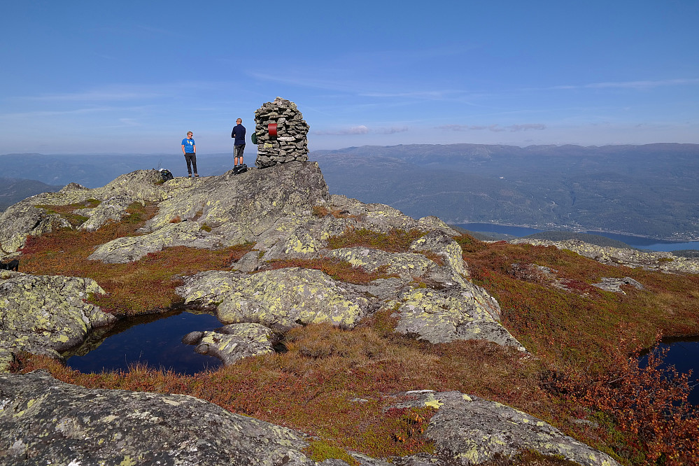 14.09.2014 - På toppen av Hestgjuvnatten (1068), med utsikt nordover. Krøderen ses langt nedenfor oss, til høyre i bildet.