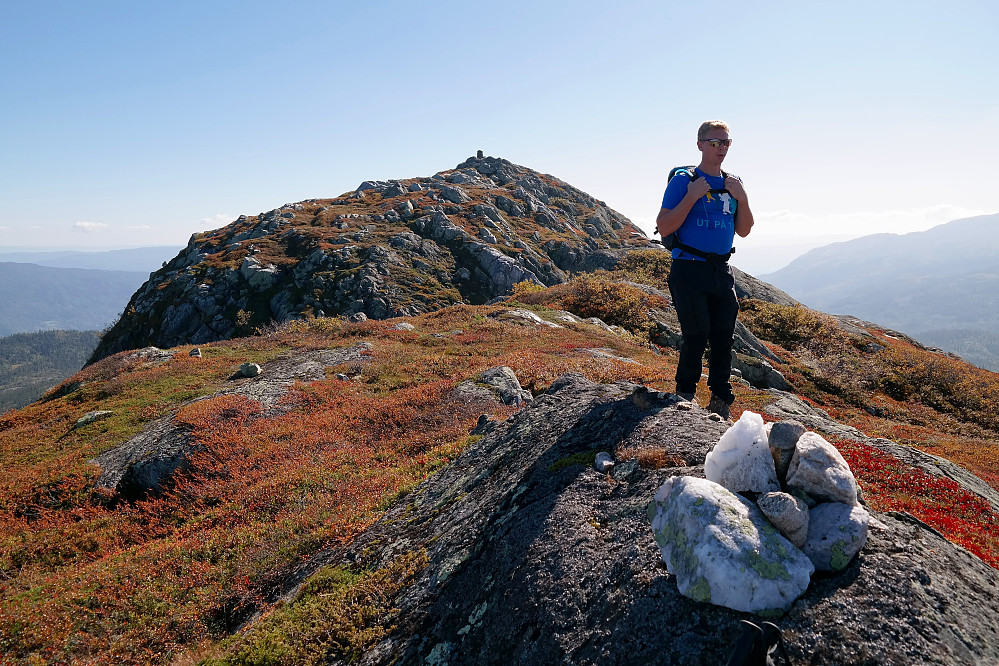 14.09.2014 - Audun på Hestgjuvnatten Nord (1050), med selve Hestgjuvnatten (1068) bakenfor. Noe mer unnselig toppvarde på den nordre toppen, men den består i hvert fall av fin, hvit stein.