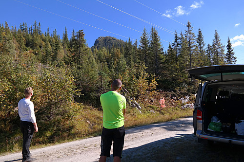 14.09.2014 - Nede ved bilen igjen skuer vi opp mot det man ser av Hestgjuvnatten, og det er nordvestskråningen på fortoppen som er rundt 940 moh.