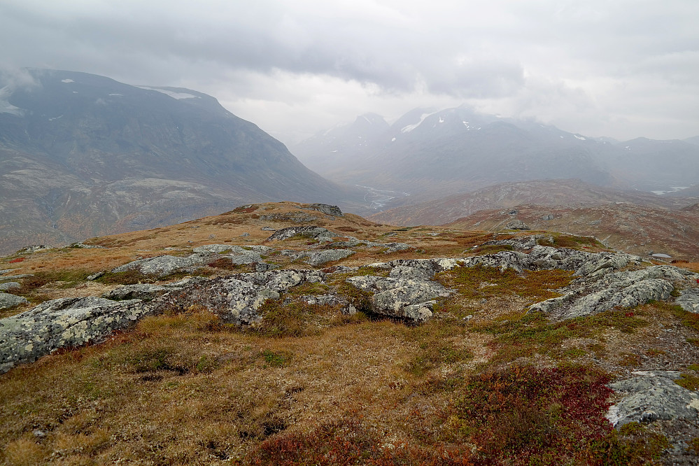 20.09.2014 - Fra toppen av Geithøe (1306) ser vi mot Leirdalen. Veien inn til Leirvassbu ses ved elva midt i bildet.