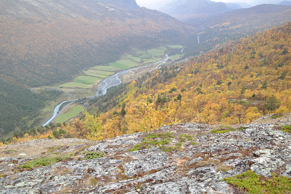 20.09.2014 - Utsikt fra Nibben (1065) og ned mot Leirdalen, hvor blant annet Sognefjellsvegen og elva Leira ses.