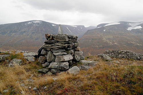 20.09.2014 - Brukbar toppvarde på Rasmushaugen (1115). Bak til venstre er Mytingsfjellet og litt av Galdhøe (2283). Til høyre er Storgrovhøe.