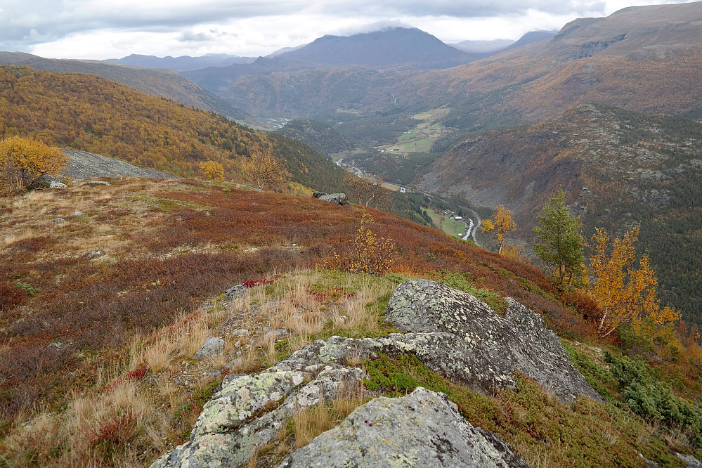 20.09.2014 - Utsikt nedover (østover) Leirdalen/Bøverdalen fra toppen av Rasmushaugen (1115).