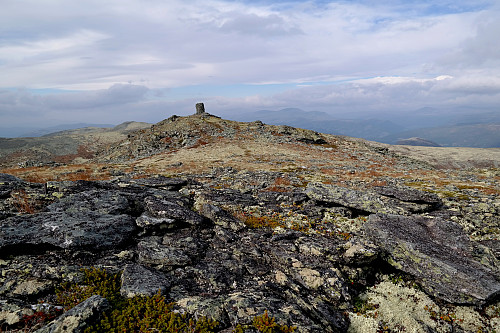 21.09.2014 - Toppvarden på Søre Svartkampen (1369) sett fra trig.punktet på 1366 moh.