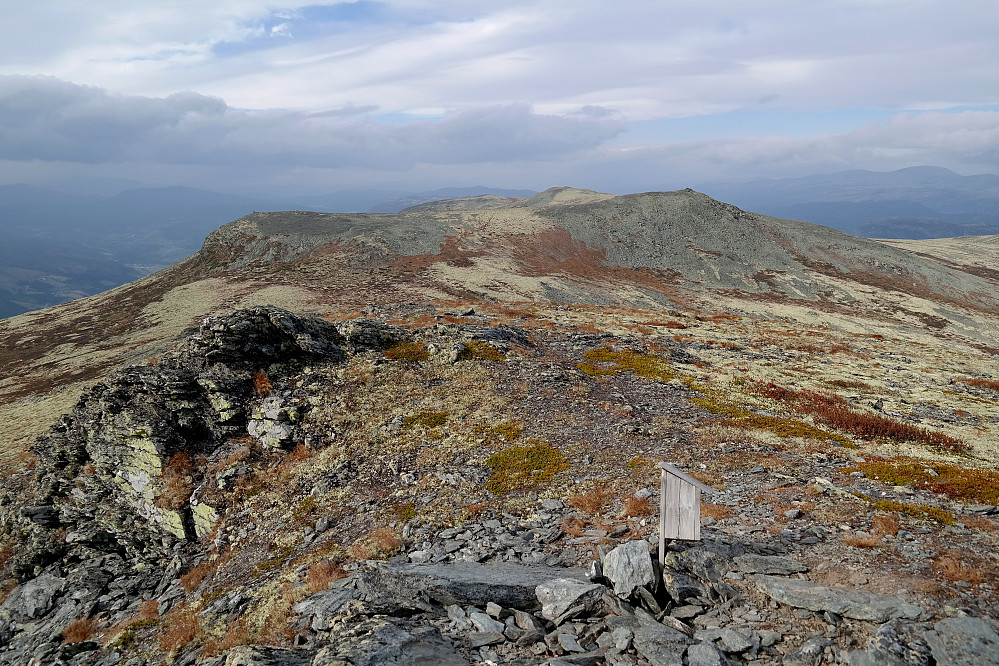 21.09.2014 - Fra toppen av Søre Svartkampen (1369) ser vi mot nordvest. Nordre Svartkampen (1358) er toppen til høyre.