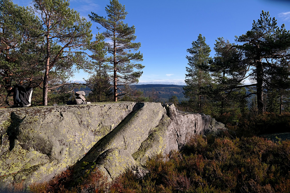 20.10.2014 - En liten toppvarde på Lyberga (462), og noe utsikt mot øst.
