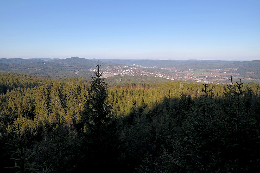 29.10.2014 - 150 meter nord for toppen av Brennberget (441) er det fin utsikt nordover mot Rotnes og Nittedal. Den markerte åsen til venstre er Varingskollen (546).