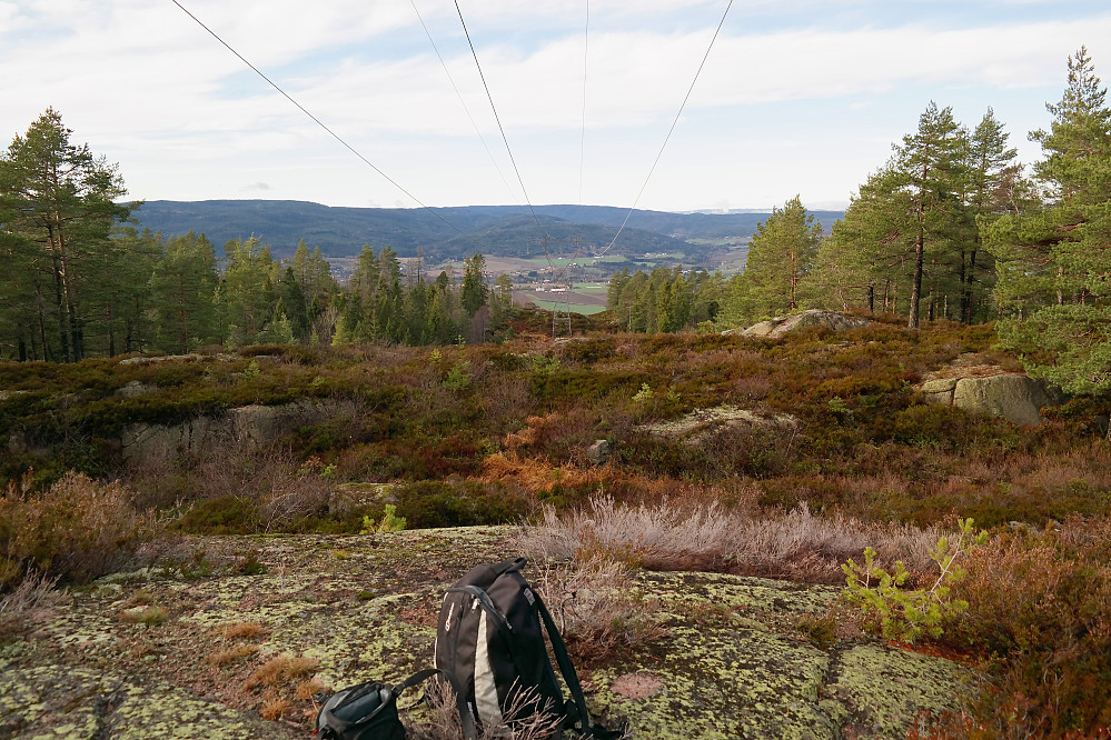04.11.2014 - Høyspentlinja sørger for utsikt mot vest/nordvest også, fra toppen av Sveltleinåsen (329).