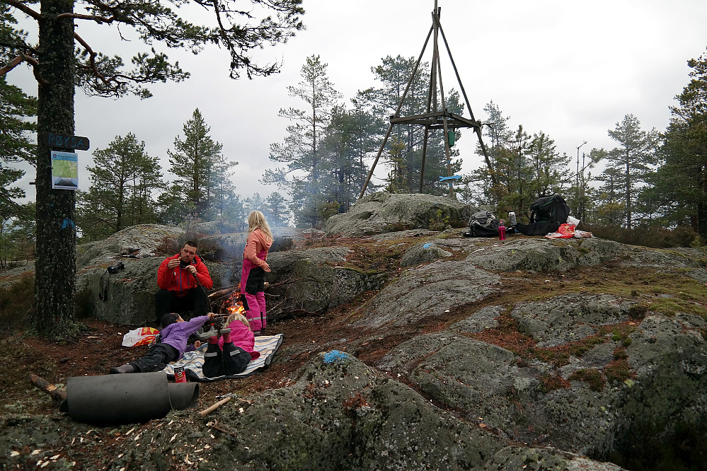 09.11.2014 - Trivelig stund på Røysa (448) idet skumring snart glir over i mørke. Vi holdt stand en halv time til, før det var på tide å rusle ned igjen.