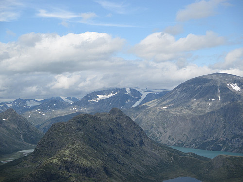 Besshøe og Surtningssue (i skyene). Knutshøe i forgrunnen