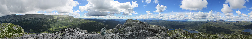 Panorama fra toppen av Bonsnås. Gaustatoppen i tåka. Store og Lille Gaustakne ytterst på ryggen 