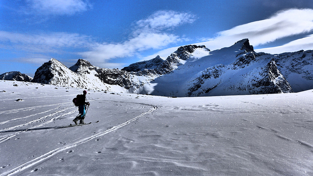 Ca. 200hm over parkeringsplassen kommer hele fjellet til synet