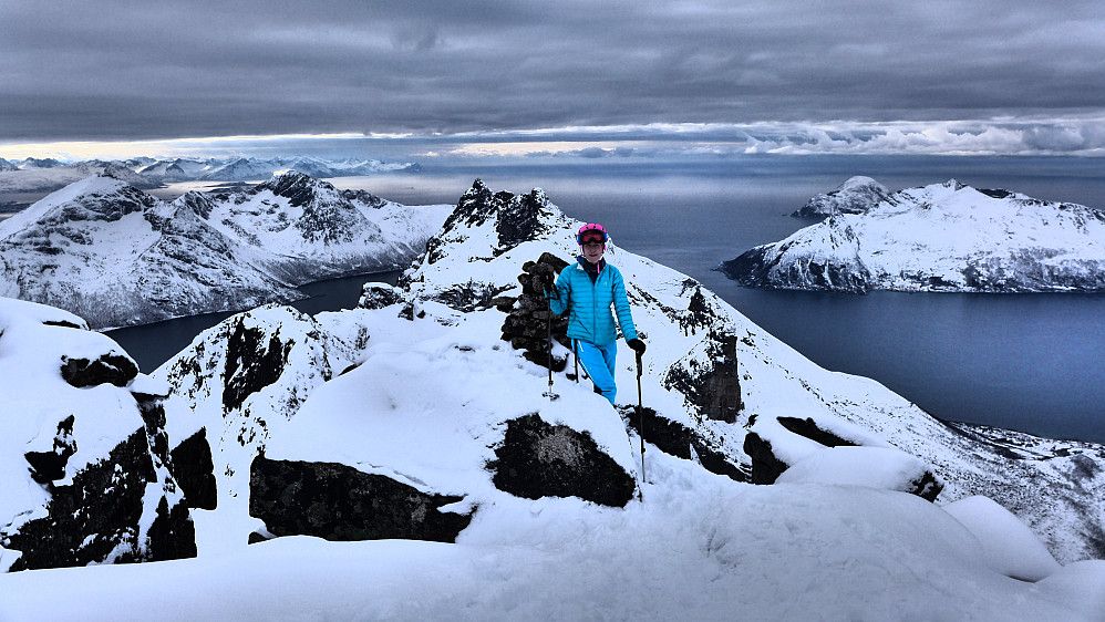 Johanna på toppen. Sessøya til høyre og Ersfjorden til venstre.