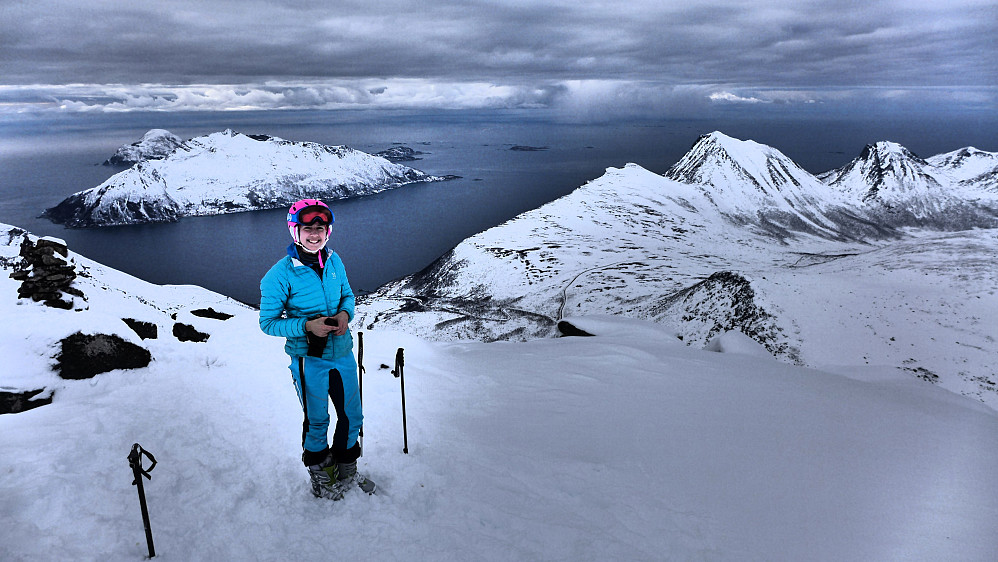 Med Sessøya til venstre og Sørtinden, Mellomtinden og Tromtinden til høyre.