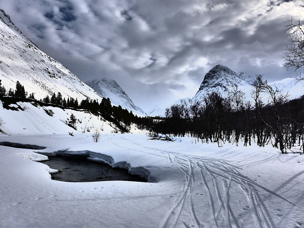 Tilbakeblikk mot fjellene rundt Goverdalen