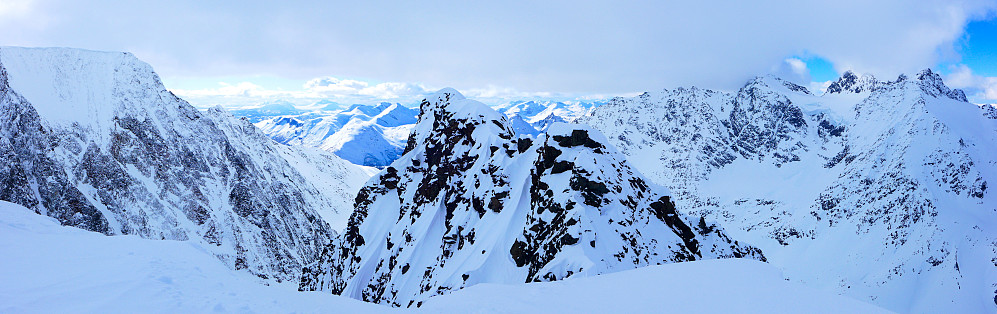 Panorama fra skitoppen. Guhkesgaisa til venstre, hovedtoppen i midten av bildet og Lakselvtinden til høyre.