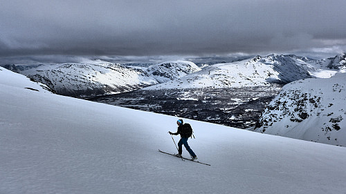 Elise på veien opp fra Skavlen