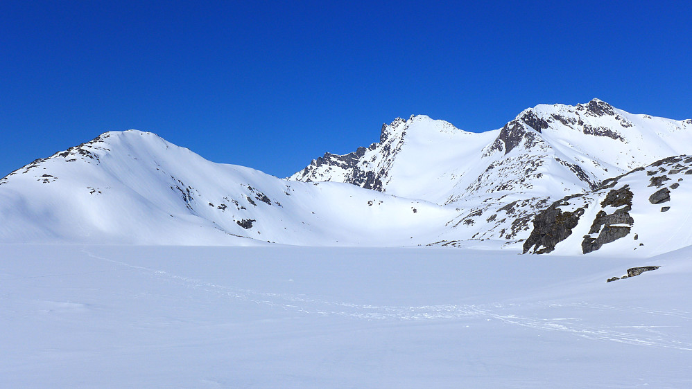 Middagstinden sett fra Tverfjellvatnet