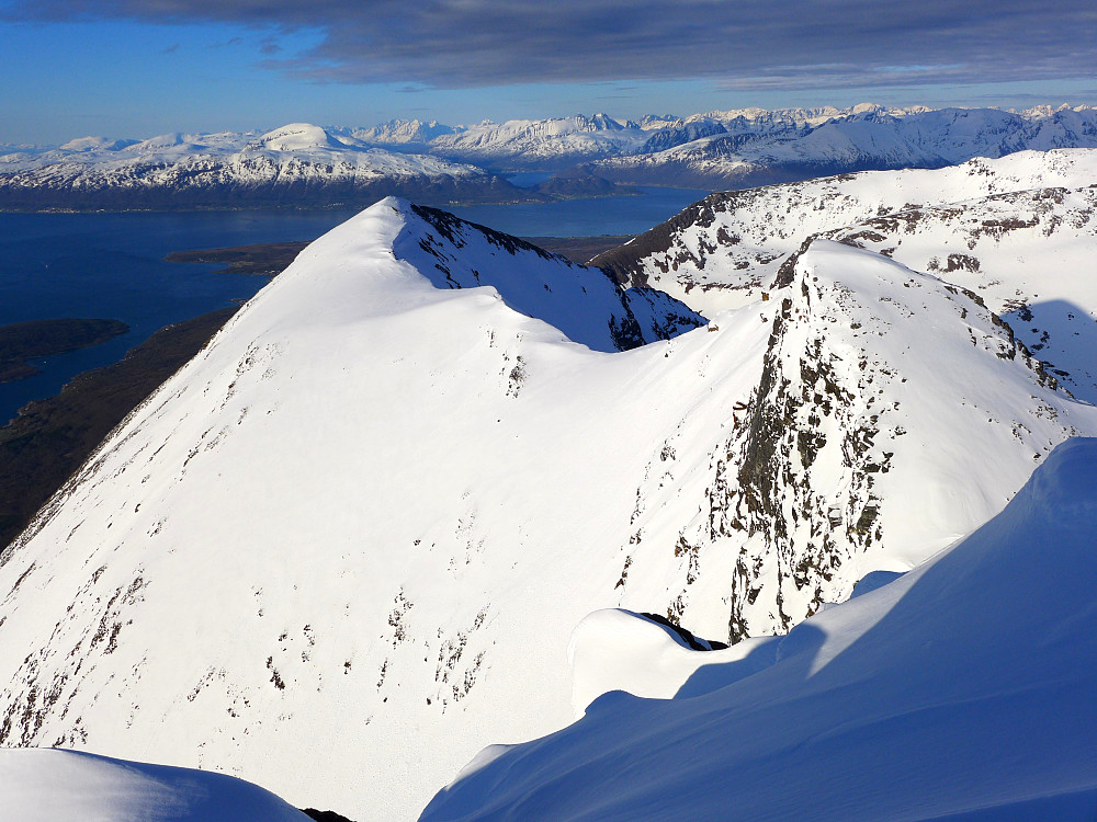 Utsikt mot Tromsdalstinden og andre fjell på fastlandet