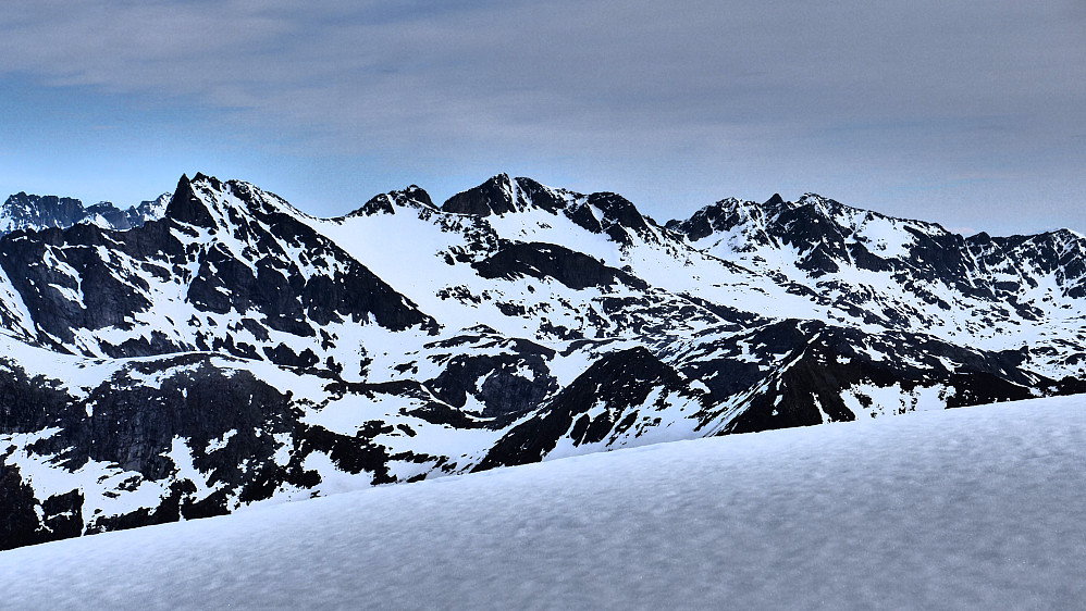 En rekke topper på nordsiden av Kattfjordeidet