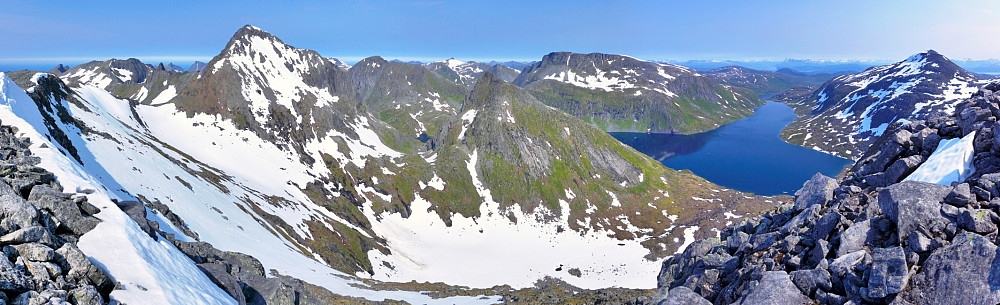 Panorama fra Tverrfjellet med Nedre Hestvatnet og Istindan t.h.
