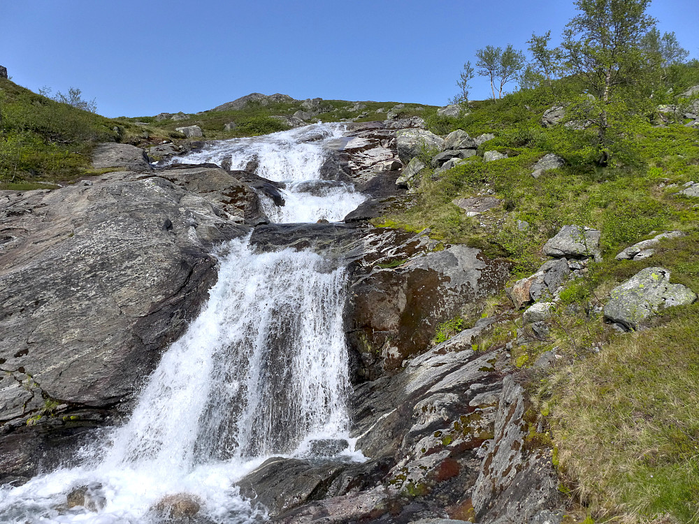 En foss like etter starten av turen opp