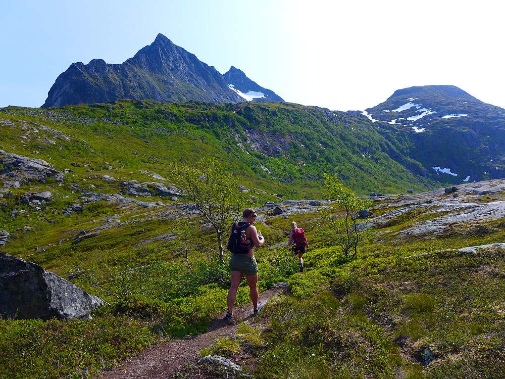 Hanna og Kine på vei opp mot Svartholavatnet