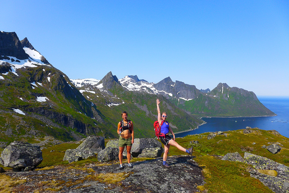 Glade damer på fjelltur