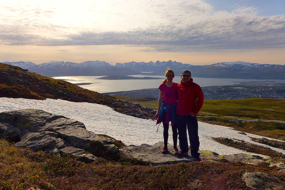Johanna og Tim med Kvaløya i bakgrunnen
