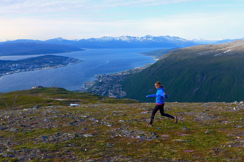Johanna jogger ned. Ringvassøya i bakgrunnen.