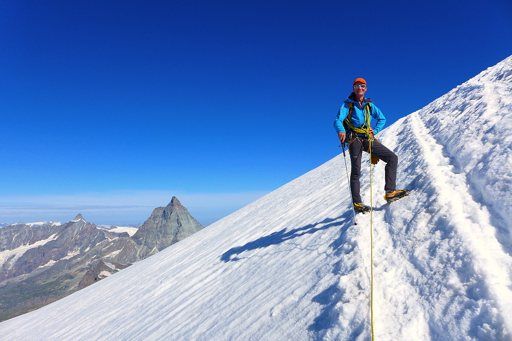 Boris tar en typisk guides pose. Matterhornen i bakgrunnen