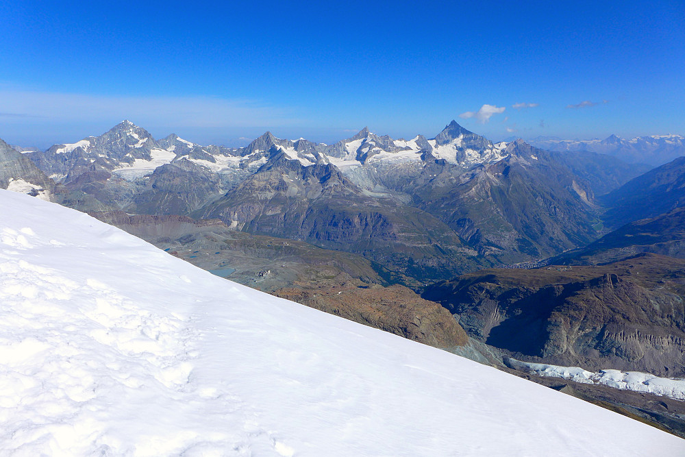 Utsikt mot bl.a. Dent Blanche, Ober Gabelhorn, Zinalrothorn og Weisshorn. Mange fine turmål igjen i Zermatt-dalen!