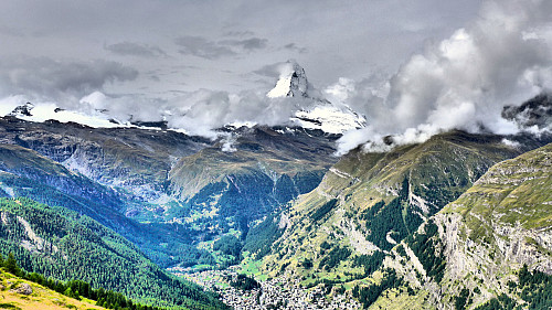 Utsikt mot en snødekt Matterhorn